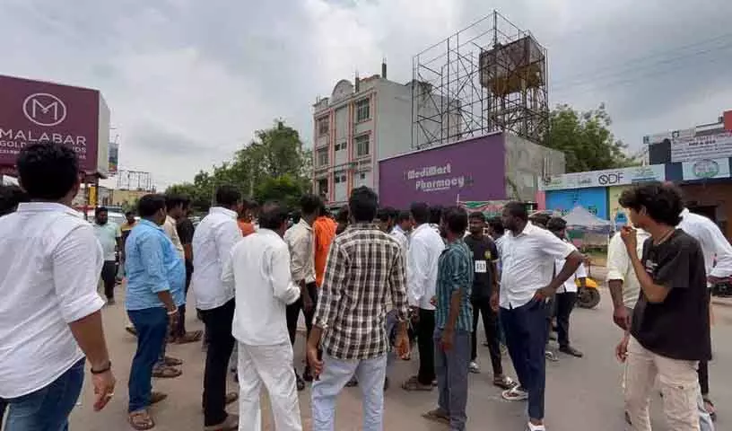 Mancherial में प्रेमसागर राव और वामसी कृष्णा के समर्थकों के बीच झड़प से तनाव Mancherial में प्रेमसागर राव और वामसी कृष्णा के समर्थकों के बीच झड़प से तनाव