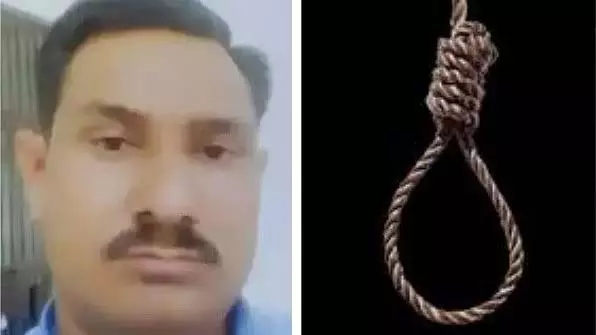 महिला द्वारा ब्लैकमेल किए जाने पर इंदौर के पुलिसकर्मी ने अपने सरकारी क्वार्टर में फांसी लगा ली महिला द्वारा ब्लैकमेल किए जाने पर इंदौर के पुलिसकर्मी ने अपने सरकारी क्वार्टर में फांसी लगा ली