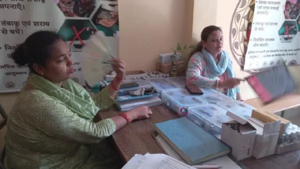Moradabad: बिजली संकट के बीच इलाज, हेल्थ सेंटर में 5 दिन से अंधेरा Moradabad: बिजली संकट के बीच इलाज, हेल्थ सेंटर में 5 दिन से अंधेरा