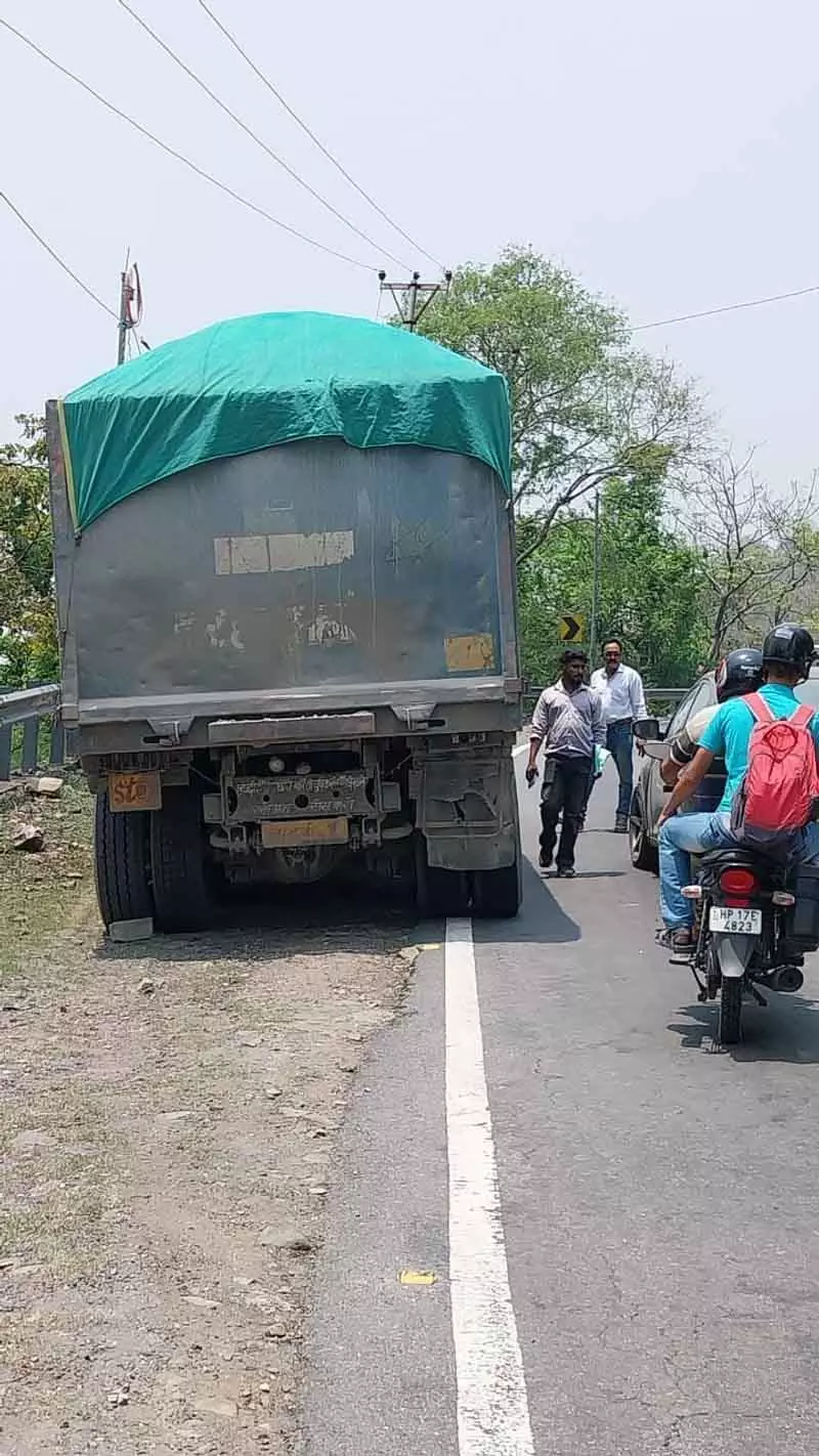 Sirmaur में कार्रवाई, ओवरलोड ट्रकों और अनफिट स्कूल बसों पर 2 लाख रुपये का जुर्माना Sirmaur में कार्रवाई, ओवरलोड ट्रकों और अनफिट स्कूल बसों पर 2 लाख रुपये का जुर्माना
