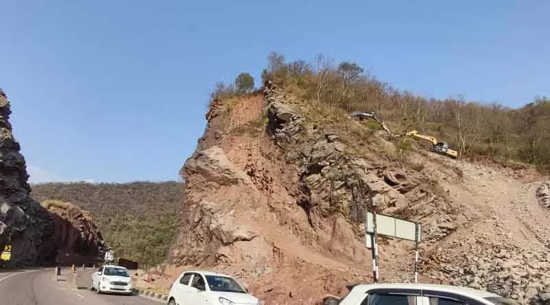 Kiratpur-Manali सुरंगों के बीच खतरनाक हिस्से को ठीक करने के लिए 24 करोड़ रुपये की परियोजना Kiratpur-Manali सुरंगों के बीच खतरनाक हिस्से को ठीक करने के लिए 24 करोड़ रुपये की परियोजना