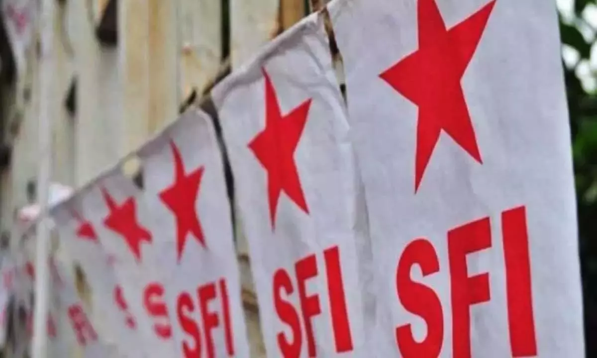SFI ने 12 गुरुकुल कॉलेजों को बंद करने का विरोध किया SFI ने 12 गुरुकुल कॉलेजों को बंद करने का विरोध किया