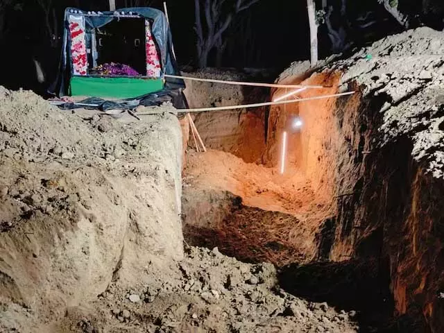 OMG! 3 की मौत, चल रही थी खुदाई, तभी एकाएक... OMG! 3 की मौत, चल रही थी खुदाई, तभी एकाएक...