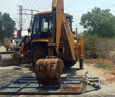 ग्रेटर Hyderabad में अवैध ढांचों और अतिक्रमणों को ध्वस्त करने का काम जारी ग्रेटर Hyderabad में अवैध ढांचों और अतिक्रमणों को ध्वस्त करने का काम जारी