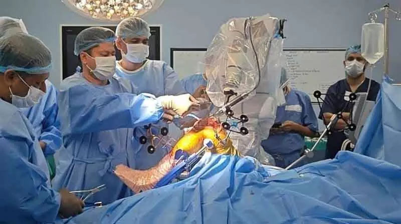 AIIMS, बिलासपुर में पहली रोबोटिक सहायता से घुटना प्रतिस्थापन सर्जरी की गई AIIMS, बिलासपुर में पहली रोबोटिक सहायता से घुटना प्रतिस्थापन सर्जरी की गई