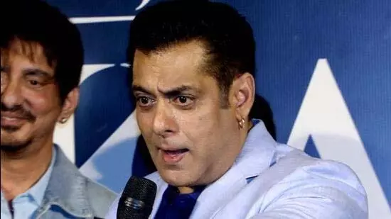 Mumbai: सलमान के घर घुसने की कोशिश, दो गिरफ्तार Mumbai: सलमान के घर घुसने की कोशिश, दो गिरफ्तार