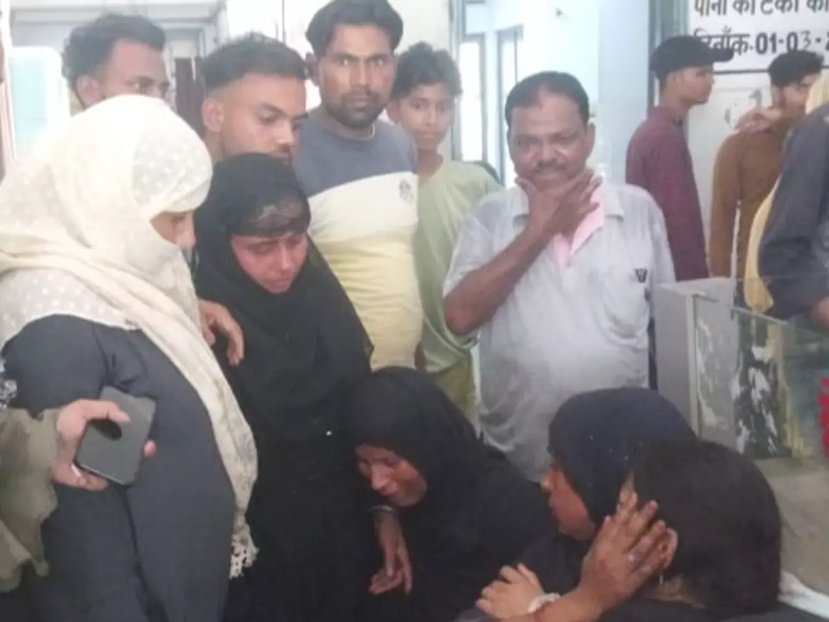 Moradabad: डंपर ने ई-रिक्शा को रौंदा, कॉलेज जा रही दो छात्राओं की मौत Moradabad: डंपर ने ई-रिक्शा को रौंदा, कॉलेज जा रही दो छात्राओं की मौत