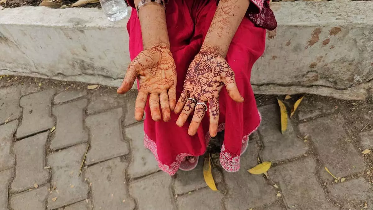 शादी के दिन दूल्हा नहीं पहुंचा, दुल्हन ने छतरपुर थाने में हाथ में मेहंदी लगी होने के बावजूद FIR दर्ज कराई शादी के दिन दूल्हा नहीं पहुंचा, दुल्हन ने छतरपुर थाने में हाथ में मेहंदी लगी होने के बावजूद FIR दर्ज कराई