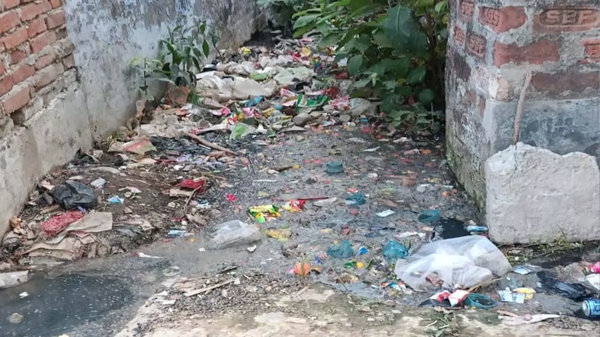 DMC ने नेपाली बस्ती में बंद नाले को साफ किया DMC ने नेपाली बस्ती में बंद नाले को साफ किया