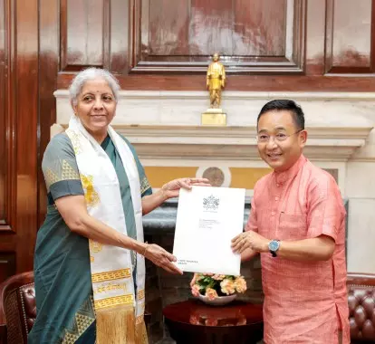 गोले ने निर्मला सीतारमण को Sikkim राज्य स्थापना समारोह के लिए आमंत्रित किया गोले ने निर्मला सीतारमण को Sikkim राज्य स्थापना समारोह के लिए आमंत्रित किया