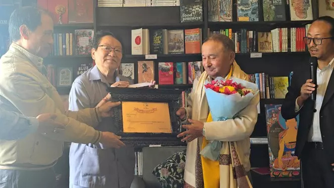 Sikkim : विश्व चाय दिवस पर मनदीप लामा को ‘चिया कविता पुरस्कार 2025’ से सम्मानित किया गया Sikkim : विश्व चाय दिवस पर मनदीप लामा को ‘चिया कविता पुरस्कार 2025’ से सम्मानित किया गया