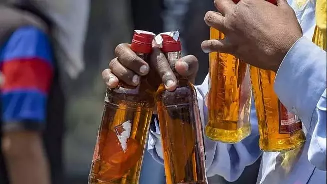 Jabalpur : 1.63 लाख की अवैध शराब जब्त, 41 पेटी देसी दारू के साथ व्यक्ति पकड़ा गया Jabalpur : 1.63 लाख की अवैध शराब जब्त, 41 पेटी देसी दारू के साथ व्यक्ति पकड़ा गया