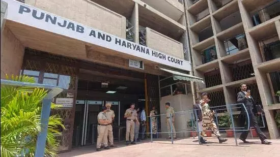 High Court परिसर में बम की खबर से मचा हंगामा High Court परिसर में बम की खबर से मचा हंगामा
