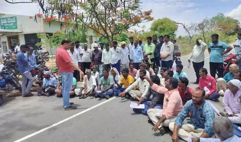 Siddipet जिले के थोगुटा में हरी खाद के बीज की मांग को लेकर किसानों ने किया प्रदर्शन Siddipet जिले के थोगुटा में हरी खाद के बीज की मांग को लेकर किसानों ने किया प्रदर्शन
