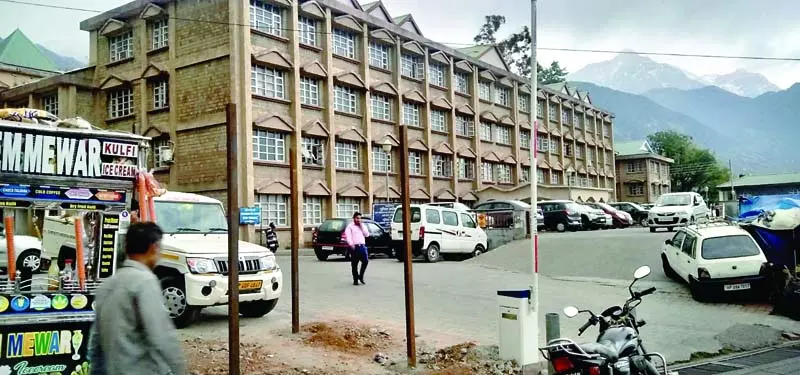 अब पेड होंगी सचिवालय-डीसी आफिस की पार्किंग अब पेड होंगी सचिवालय-डीसी आफिस की पार्किंग