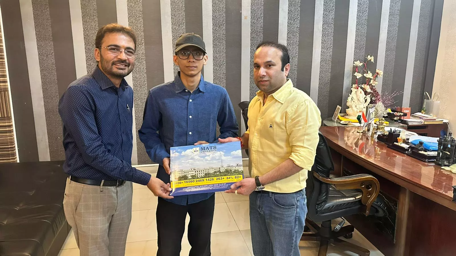 पुलवामा शहीद के परिवार को MATS विश्वविद्यालय द्वारा पूर्ण छात्रवृत्ति प्रदान पुलवामा शहीद के परिवार को MATS विश्वविद्यालय द्वारा पूर्ण छात्रवृत्ति प्रदान