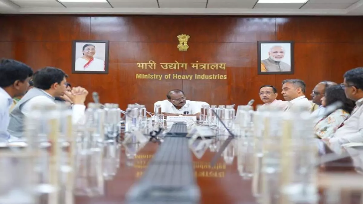 केंद्र ने पांच शहरों के लिए 10,900 इलेक्ट्रिक बसों को मंजूरी दी केंद्र ने पांच शहरों के लिए 10,900 इलेक्ट्रिक बसों को मंजूरी दी