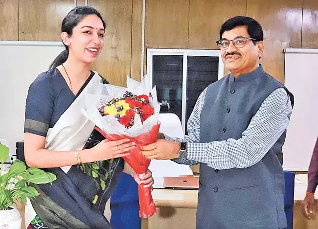 Telangana : वैष्णवी ने नई सूचना आयुक्त के रूप में शपथ ली Telangana : वैष्णवी ने नई सूचना आयुक्त के रूप में शपथ ली
