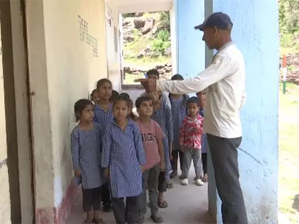 Rajouri में गोलाबारी प्रभावित इलाकों में स्कूल खुले Rajouri में गोलाबारी प्रभावित इलाकों में स्कूल खुले