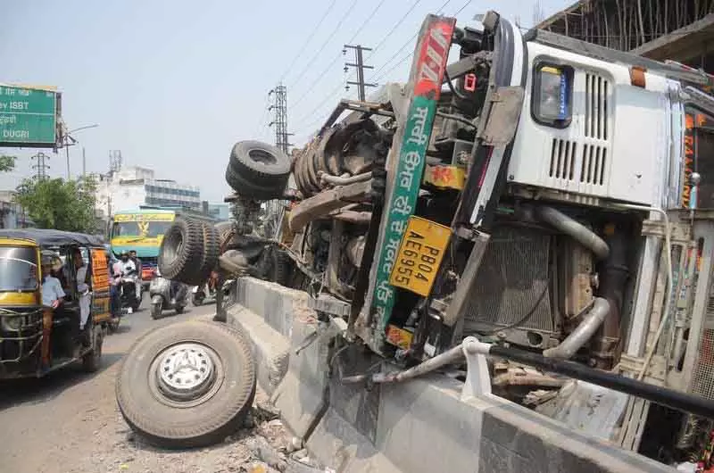 Ludhiana: फ्लाईओवर पर ट्रक पलटने से घंटों जाम लगा रहा Ludhiana: फ्लाईओवर पर ट्रक पलटने से घंटों जाम लगा रहा