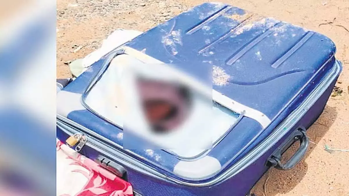 बेंगलुरु में ट्रॉली बैग में ठूंसा हुआ 18 वर्षीय लड़की का शव मिला बेंगलुरु में ट्रॉली बैग में ठूंसा हुआ 18 वर्षीय लड़की का शव मिला