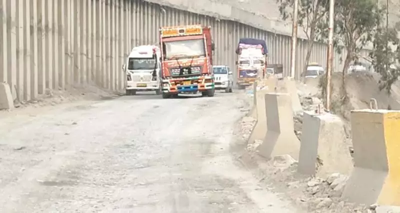 रामबन में NH 44 पर सड़क की खराब स्थिति से यात्री परेशान रामबन में NH 44 पर सड़क की खराब स्थिति से यात्री परेशान