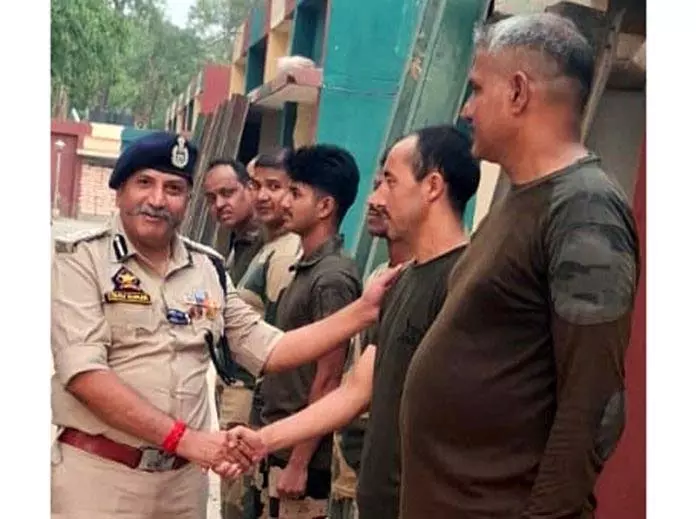 सुरक्षा बलों के बीच समन्वय बढ़ाने के लिए DIG JKS रेंज ने सीमावर्ती क्षेत्रों का दौरा किया सुरक्षा बलों के बीच समन्वय बढ़ाने के लिए DIG JKS रेंज ने सीमावर्ती क्षेत्रों का दौरा किया