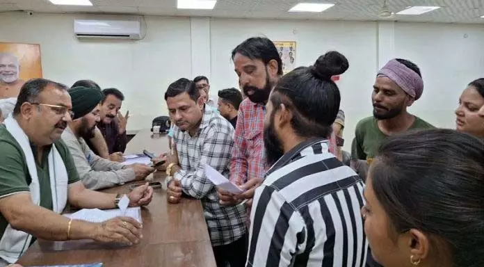Jammu: नरिंदर सिंह-विक्रम रंधावा ने पार्टी कार्यालय में लगाया जनता दरबार Jammu: नरिंदर सिंह-विक्रम रंधावा ने पार्टी कार्यालय में लगाया जनता दरबार