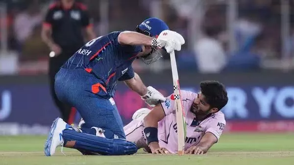 Arshad Khan एक ओवर में दो बार खतरनाक तरीके से फिसले Arshad Khan एक ओवर में दो बार खतरनाक तरीके से फिसले