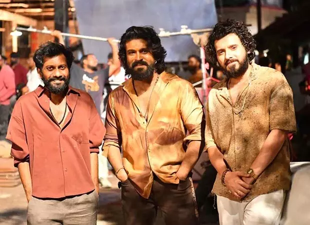 Ram Charan की फिल्म पेड्डी में अभिनेता ने बड़े गांव के सेट के साथ लंबे और महत्वपूर्ण शेड्यूल की शुरुआत की Ram Charan की फिल्म पेड्डी में अभिनेता ने बड़े गांव के सेट के साथ लंबे और महत्वपूर्ण शेड्यूल की शुरुआत की
