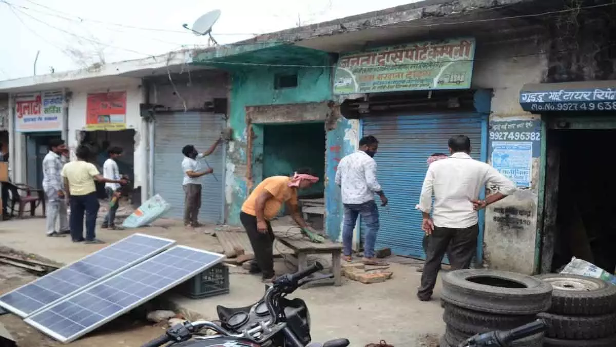Sambhal में बुलडोजर एक्शन, हटाया गया अवैध अतिक्रमण; दुकानदारों ने थामा हथौड़ा Sambhal में बुलडोजर एक्शन, हटाया गया अवैध अतिक्रमण; दुकानदारों ने थामा हथौड़ा