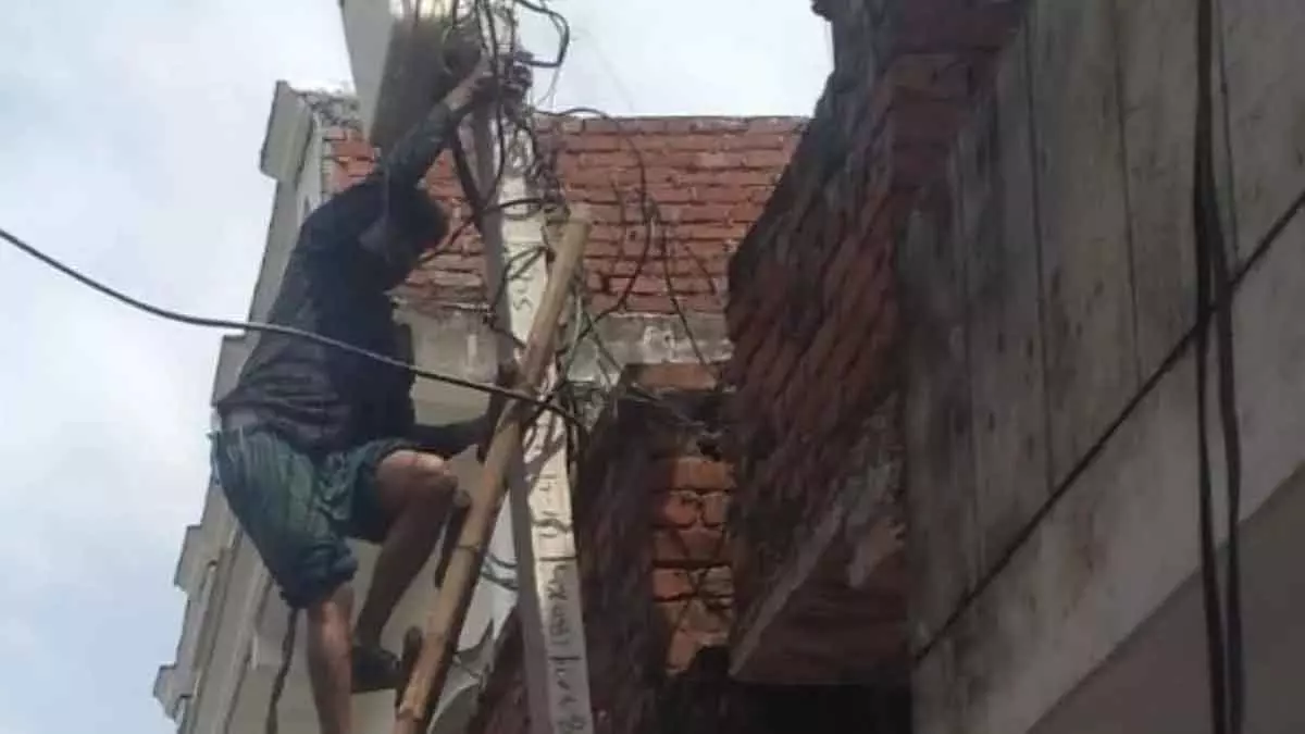 झुग्गी झोपड़ियों में अचानक छापा मारने पहुंची Electricity Department की टीम, अंदर का नजारा देख उड़े होश झुग्गी झोपड़ियों में अचानक छापा मारने पहुंची Electricity Department की टीम, अंदर का नजारा देख उड़े होश
