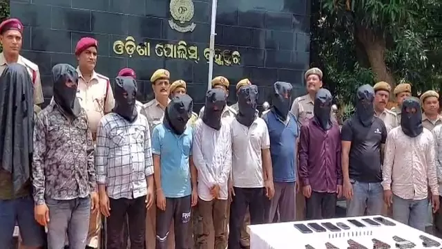 Brahmapur police ने 12 खूंखार अपराधियों को आग्नेयास्त्रों और गोला-बारूद के साथ किया गिरफ्तार Brahmapur police ने 12 खूंखार अपराधियों को आग्नेयास्त्रों और गोला-बारूद के साथ किया गिरफ्तार
