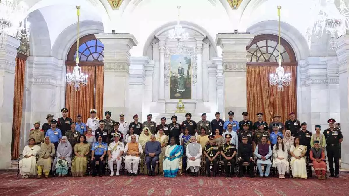 अदम्य साहस दिखाने वाले जवानों को किया सम्मानित, राष्ट्रपति ने छह कीर्ति चक्र और 33 Shaurya Chakras प्रदान किए अदम्य साहस दिखाने वाले जवानों को किया सम्मानित, राष्ट्रपति ने छह कीर्ति चक्र और 33 Shaurya Chakras प्रदान किए