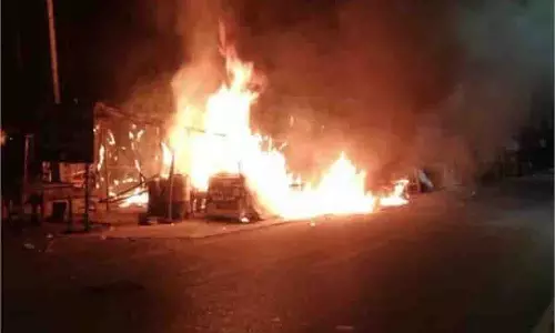 Punjab: दुकानों में आग लगने से अफरा-तफरी, सामान राख Punjab: दुकानों में आग लगने से अफरा-तफरी, सामान राख