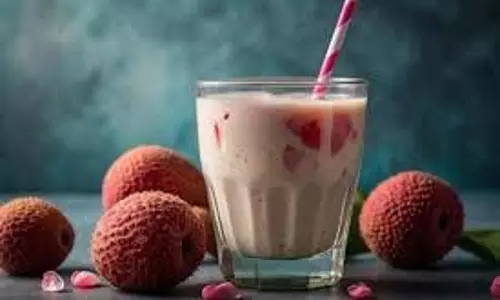 Summer Special: गर्मियों में अपने मेहमानों को परोसें लीची स्मूदी
