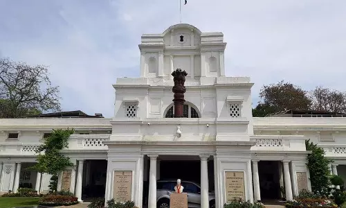 Delhi विधानसभा में लगेंगे सावरकर, दयानंद और मालवीय के चित्र