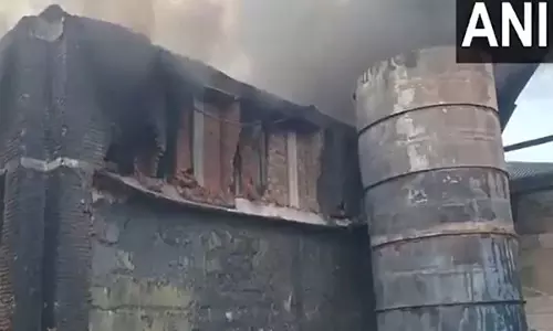 Badaun जिले के उझानी में एक फैक्ट्री में लगी आग Badaun जिले के उझानी में एक फैक्ट्री में लगी आग