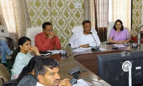 MP : देवास कलेक्टर ने प्रगति की समीक्षा की, विभागों को चेतावनी दी MP : देवास कलेक्टर ने प्रगति की समीक्षा की, विभागों को चेतावनी दी