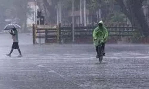 Noida: आंधी-बारिश ने मचाई तबाही, तीन की मौत Noida: आंधी-बारिश ने मचाई तबाही, तीन की मौत