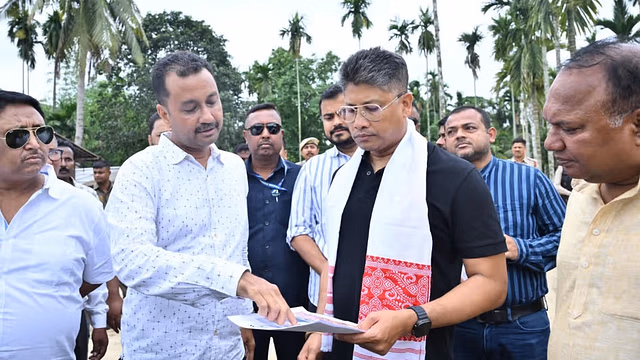 Assam : पीयूष हजारिका ने नागांव, गोलाघाट में बाढ़ प्रभावित तटबंध मरम्मत की समीक्षा की Assam : पीयूष हजारिका ने नागांव, गोलाघाट में बाढ़ प्रभावित तटबंध मरम्मत की समीक्षा की