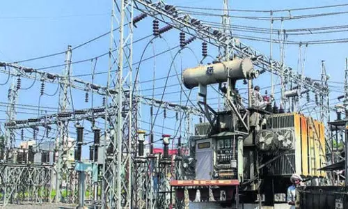 Pune में भारी बारिश के साथ आई बिजली की मार Pune में भारी बारिश के साथ आई बिजली की मार
