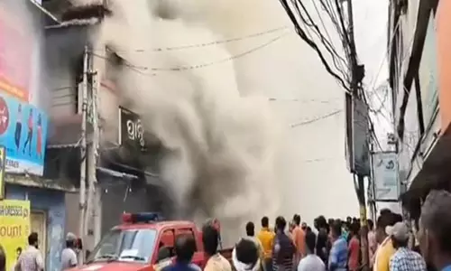 Odisha: इलेक्ट्रिक उपकरण की दुकान में लगी भीषण आग Odisha: इलेक्ट्रिक उपकरण की दुकान में लगी भीषण आग