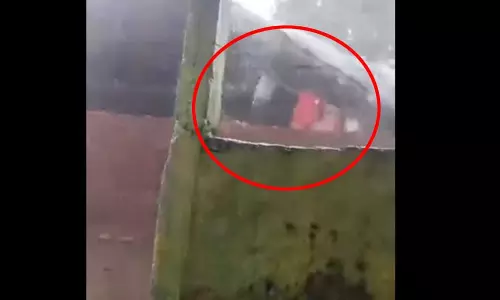 डरावना LIVE वीडियो, आंधी में छप्पर के साथ तिनके की तरह उड़ गए बच्चे