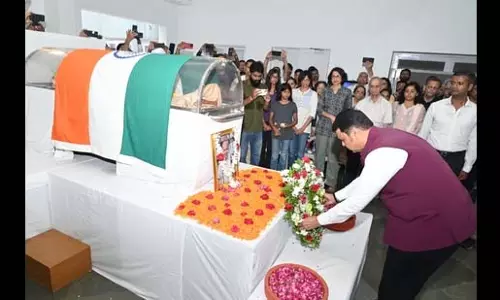 नारळीकर को दी गई अंतिम विदाई, राजकीय सम्मान के साथ संस्कार नारळीकर को दी गई अंतिम विदाई, राजकीय सम्मान के साथ संस्कार