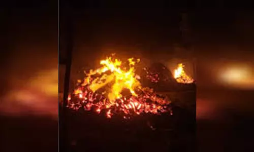 Badaun में भीषण अग्निकांड, मेंथा फैक्ट्री से फैली आग ने 100 घरों को किया राख Badaun में भीषण अग्निकांड, मेंथा फैक्ट्री से फैली आग ने 100 घरों को किया राख