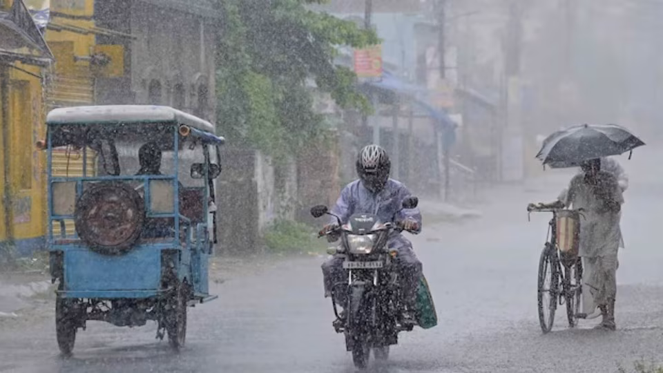 Noida में आंधी-तूफान से तबाही, 2 साल के मासूम समेत तीन की मौत