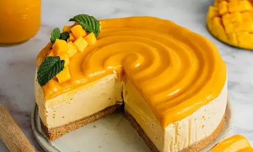 Recipe: गर्मियों में घर पर बनाएं टेस्टी मैंगो चीज़केक