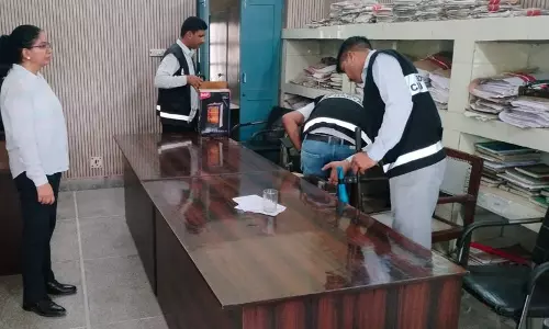 अंबाला DC कार्यालय में बम की झूठी धमकी से अधिकारी परेशान अंबाला DC कार्यालय में बम की झूठी धमकी से अधिकारी परेशान