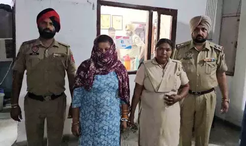 Jalandhar: गांव के सरपंच की बेटी हेरोइन के साथ गिरफ्तार Jalandhar: गांव के सरपंच की बेटी हेरोइन के साथ गिरफ्तार